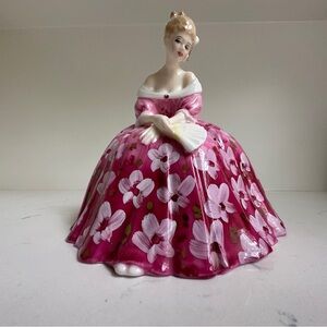 Royal Doulton Victoria HN 2471 Porcelain Figurine 1972 Vintage 6.5"
